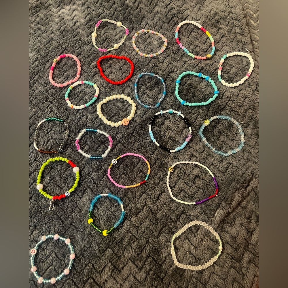 Hi! I'm starting to sell bracelets! Here are a few I've made! Costumize Now!!